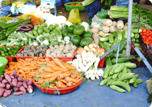 Étal de marché avec des produits frais